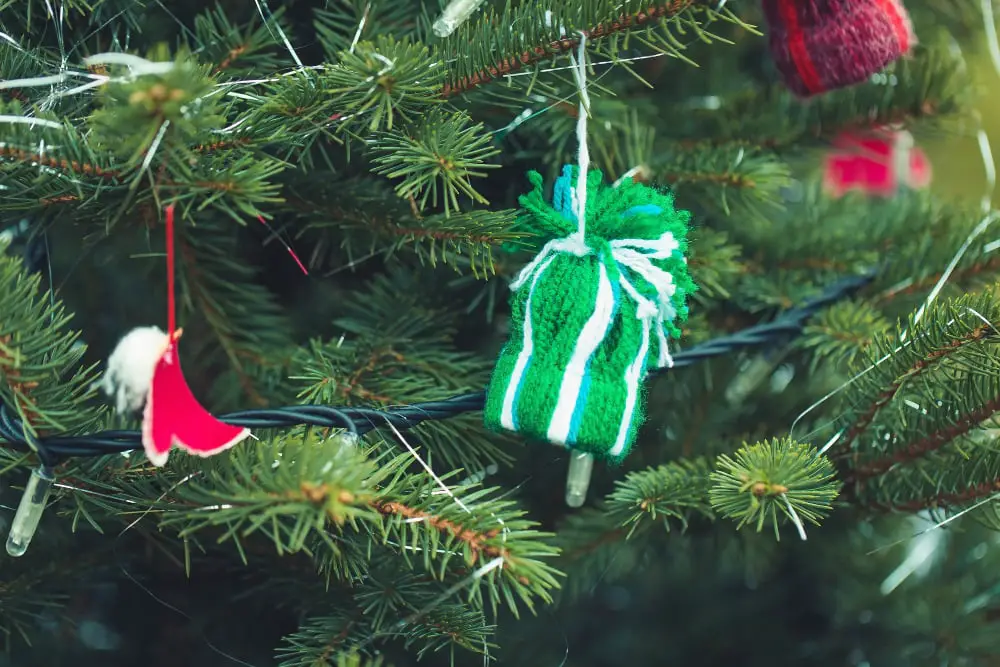 Holiday Decorations With Yarn Scraps