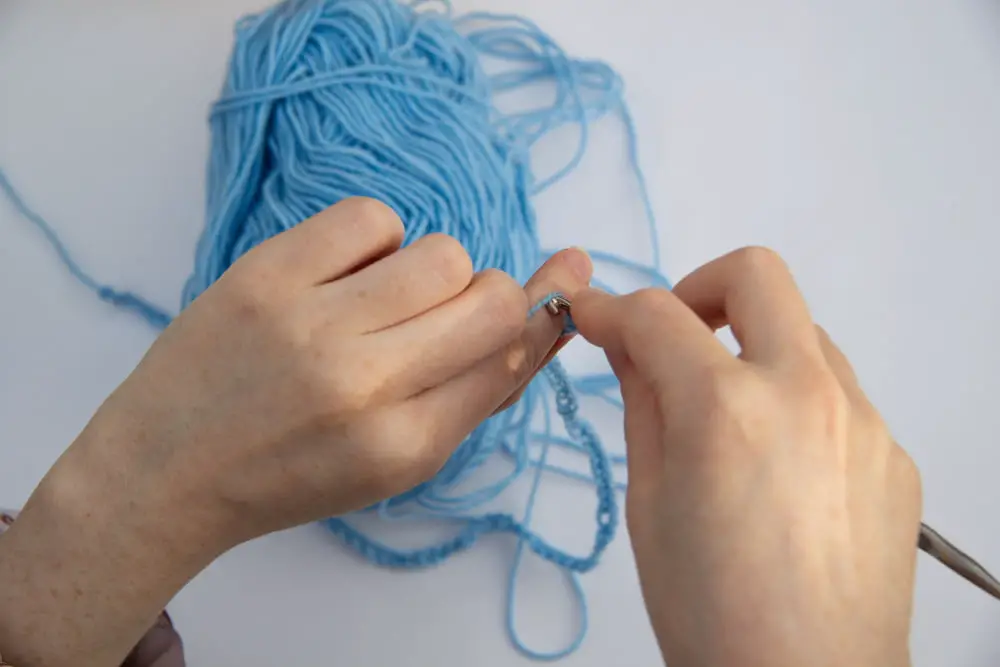 Making a Lei With Yarn Single Strand