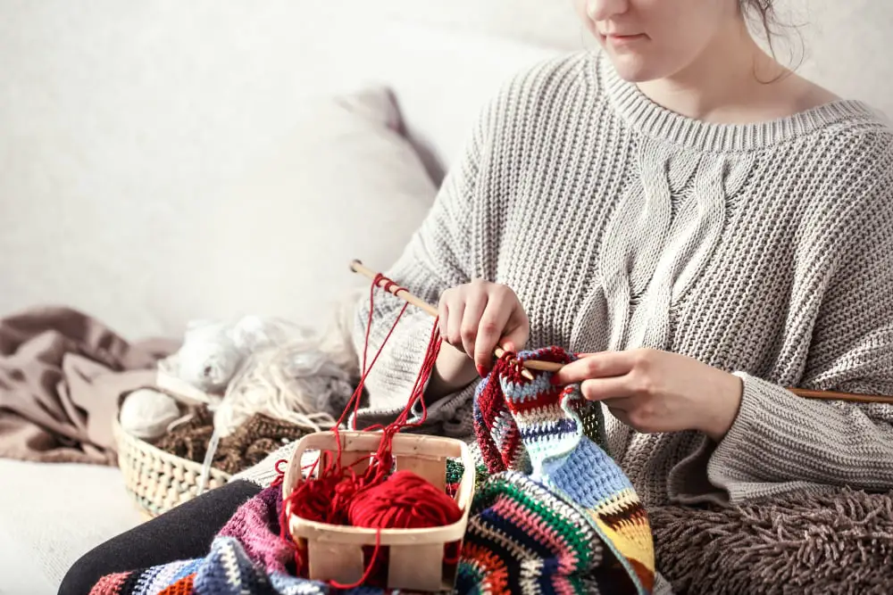 Process of Carrying Yarn Up the Side Blanket Knitting